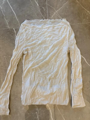 Krämvit intimissimi tröja - Krämvit intimissimi tröja. Använd fåtal gånger. Kommer ej till användning.