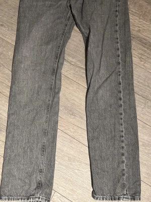 Grå relaxed jeans från Jack & Jones - Säljer ett par gråa relaxed fit jeans från Jack & Jones, modell Chris. Jeansen har rak passform och klassisk femficksdesign. Perfekta för en chill och avslappnad stil. Tillverkade i mjukt bomullsjeansmaterial.