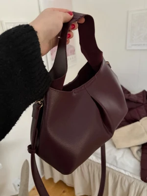  Burgundy väska  - Söt vinröd väska, aldrig använd! 