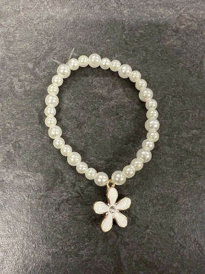 Pärlarmband med blomberlock Storlek S  - Pärlarmband med berlock, vit 