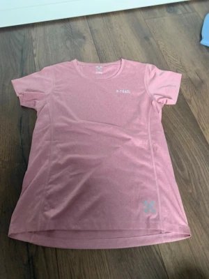 Rosa X-TRAIL tränings-tshirt - Snygg rosa tränings-tshirt från X-TRAIL, använd max 2 gånger, säljes få den inte använda o inte passar mig💕