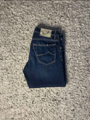 Jacob Cohën 32 HELT NYA! - Säljer mina helt nya Jacob Cohën i storlek 32 (W32/L32 ungefär men passar även W31) De är självklart äkta, och QR koden bevisar ytterligare det. Nypris på dessa är ungefär 6199kr. Riktigt kap!