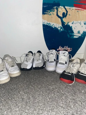 Nike och Jordan sneakers i vitt och svart - Flera par sneakers från Nike och Jordan, bland annat vita Nike Air Force 1 och vita Jordan 4 med svarta detaljer. Även ett par sneakers med svart, vitt och rött. Klassisk snörning och platt sula, perfekta för en streetwear-look. Skicka vid mer information eller frågor 