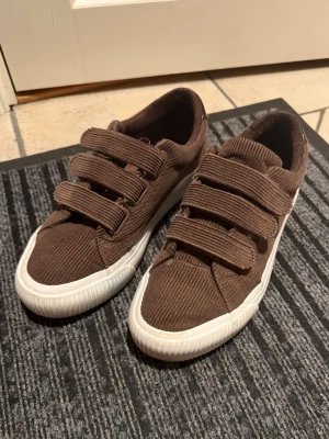 Bruna Even&Odd skor - 38 - Säljer mina bruna Even&Odd skor i storlek 38. Super snygga och passar så bra med mycket. De är i bra skick eftersom sulorna är lite slitna och har lite sprickor (se bilder). Hör gärna av dig vid frågor❤️