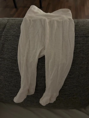 Bebis kläder strumpbyxor  - Vita babybyxor i bomull från H&M i till 1-2 månader 