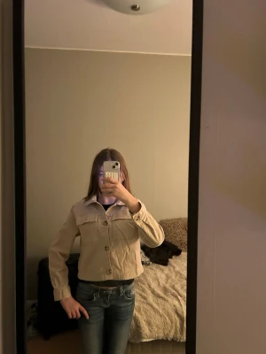 Lindex - det är jätte bra jacka storlek 146-152 jag här använt den inte så mycket, den också sitter jätter bra💯 säljer den för att behöver pengar, så om ni vill eller intressanta skriv mig☺️❤️