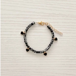 ~ Hjärt Armband ~  - ~ Hjärt Armband ~   Handgjord av oss Finns i flera olika färger Går att designa den själv hur den ska se ut  Går också att designa ett eget personligt smycke Köp sker via DM eller vår hemsida ❤️ styck pris) 