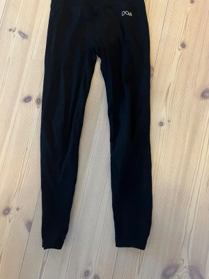 Svarta tights från Drop of Mindfulness - Säljer ett par svarta tights från Drop of Mindfulness. De är tillverkade i 92% polyamid och 8% elastan, vilket gör dem stretchiga och bekväma för träning. Tight passform och hög midja, perfekt för gymmet eller yoga.