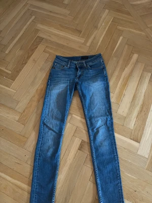 Tiger of sweden jeans blå - Säljer ett par blå jeans från tiger of sweden  med klassisk femficksdesign. Jeansen har snygga slitningar och detaljerade sömmar på bakfickorna. Hör av dig vid minsta intresse ⭐️
