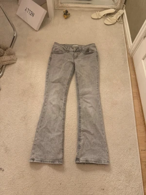 Gråa lågmidjade jeans - Jätte fina gråa jeans med fina fickor. Från gina i str 38