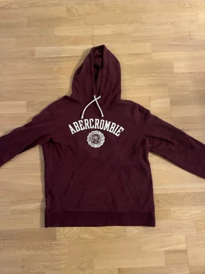 Abercrombie hoodie - Fin vinröd hoddie, bra skick