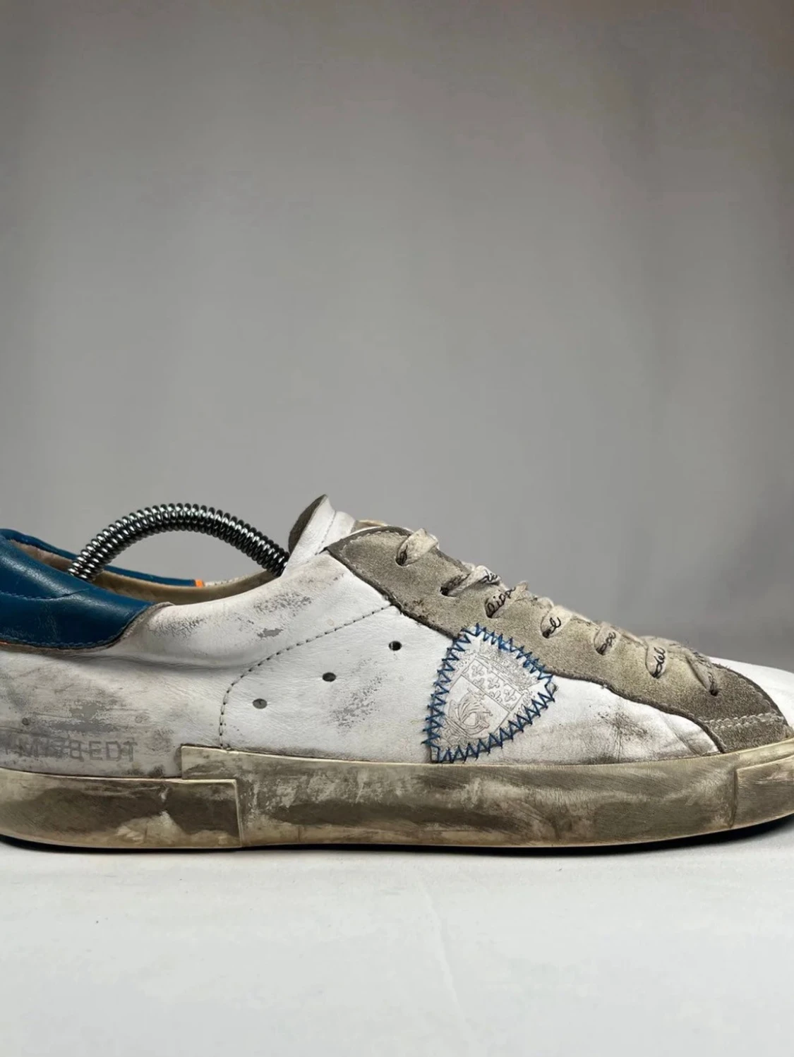 Philippe Model vita sneakers med blå detalj