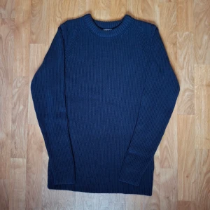 Marinblå stickad tröja Jack & Jones - Säljer en marinblå stickad tröja från Jack & Jones Premium. Tröjan har rund hals, ribbad struktur och långa ärmar. Perfekt för dig som gillar enkel och stilren design med skön passform. Passar dig som vill ha en klassisk look. Fråga gärna om mått😁