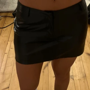 Skinnkjol - Kort skinn minikjol, aldrig använd 