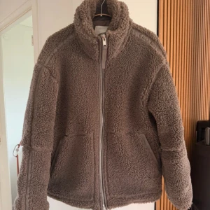 Viral pilejacka - Mysig brun teddyjacka från H&M i storlek XS.  Toppen skick!! Förutom en liten anmärkning, (se sista bild)❣️💕💕pris kan diskuteras 