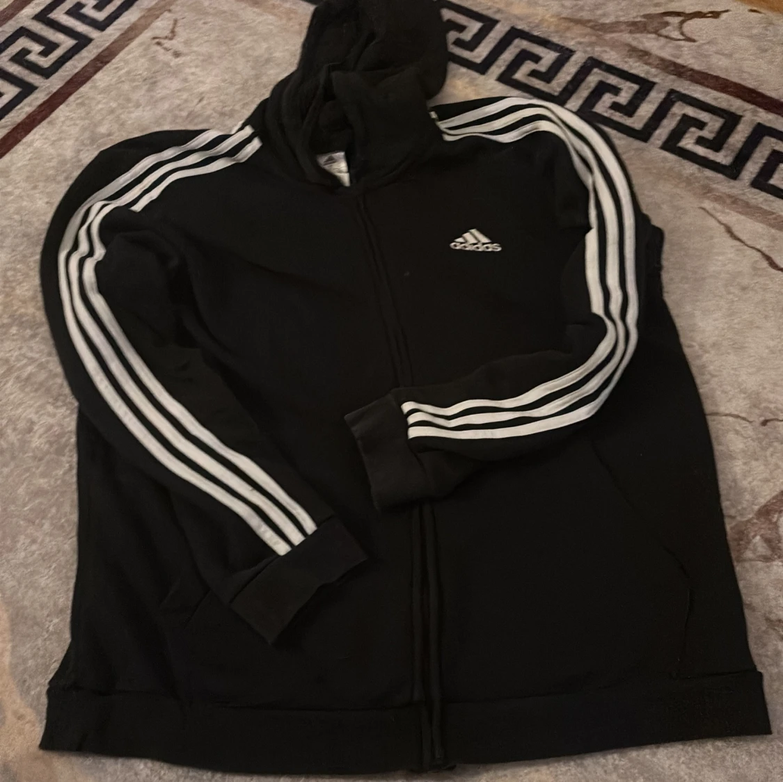 Svart Adidas hoodie med vita ränder