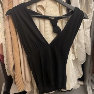 Svart kortklänning med knyt i ryggen -  Superfin fest från Lager 157, inga tecken på användning