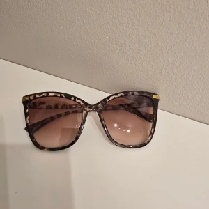 Svarta runda glasögon i metall - Snygga svarta glasögon med rund form och tunn metallbåge. Perfekt för dig som gillar en klassisk och stilren look. Passar både till jeans och hoodie eller när du vill dressa upp dig lite extra.