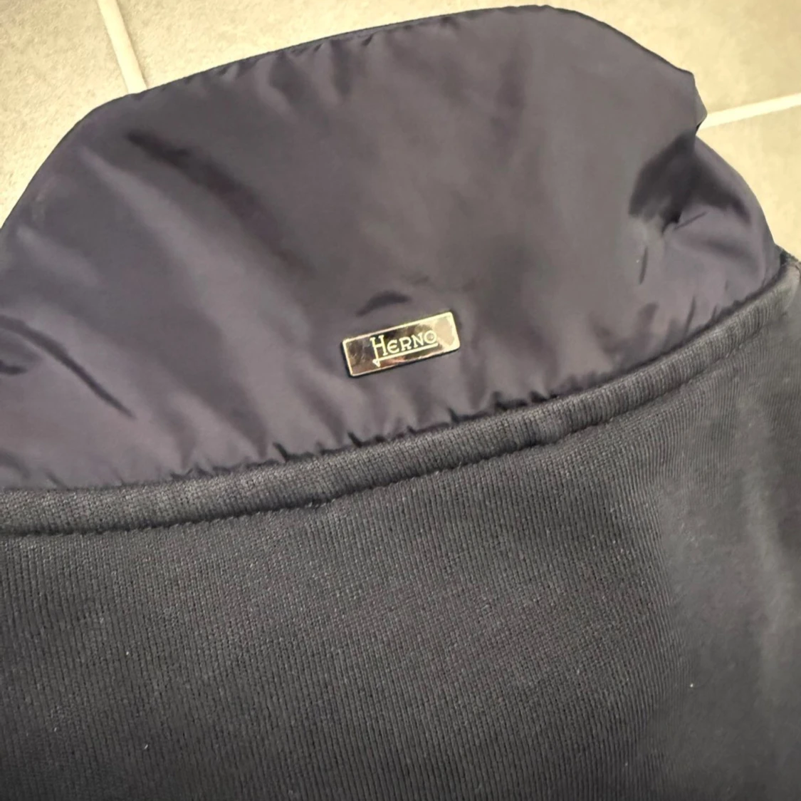 Mörkblå bomberjacka från Herno - 2