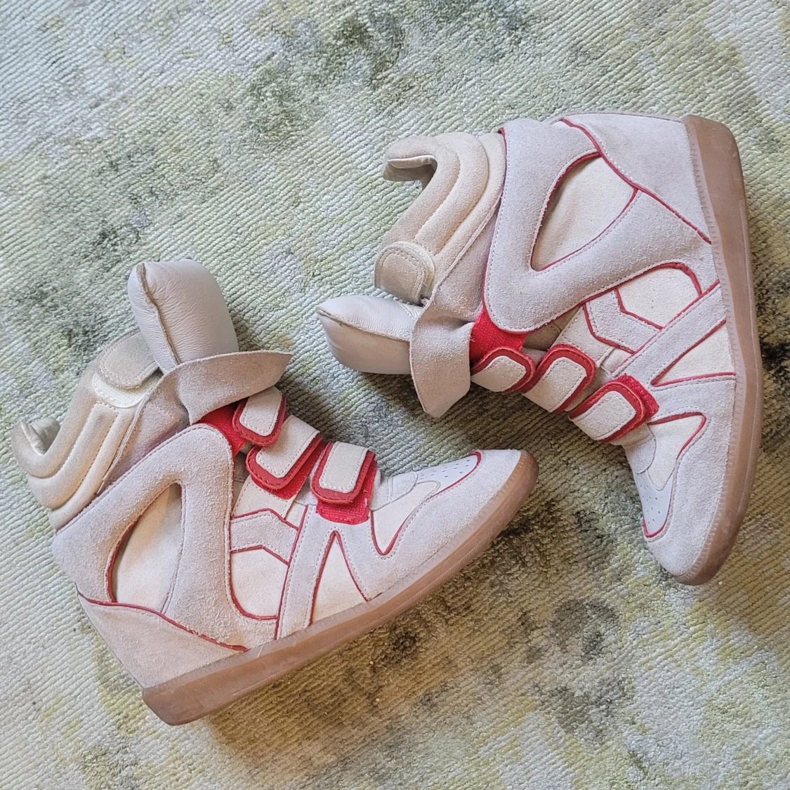 Beige Isabel Marant sneakers med röda detaljer - 1