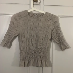 Beige ribbad tröja  - Beige rubbat tröja storlek S
