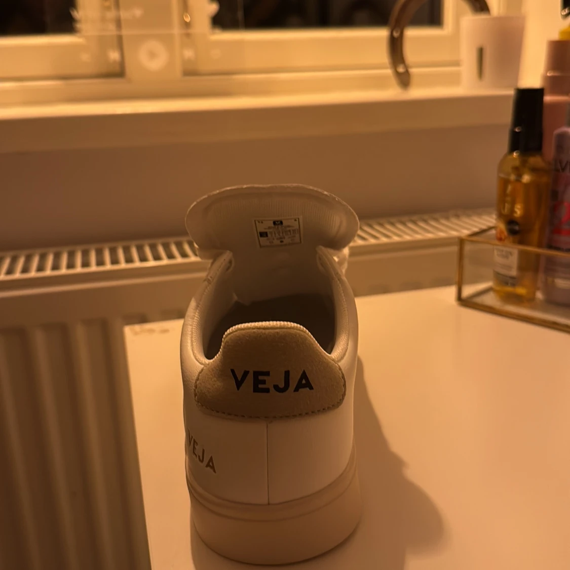 Vita sneakers från Veja strl 38 - 1