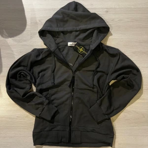 Grå Stone Island Zip up -  Riktigt skön Stone Island zip up, helt ny med tags. Perfekt till vintern eller som en present. Skriv till mig vid fler frågor. Pris går att diskuteras vid snabb affär 💫