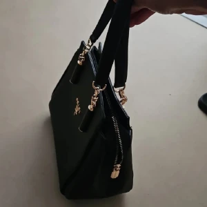 Helt ny väska svart med guld detaljer  - Väska 