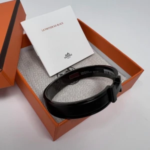 Svart Armband  - Helt oanvänd Armband vid frågor angående annonsen tveka inte på att slänga iväg ett meddelande 📣🤗 19cm i omkrets!