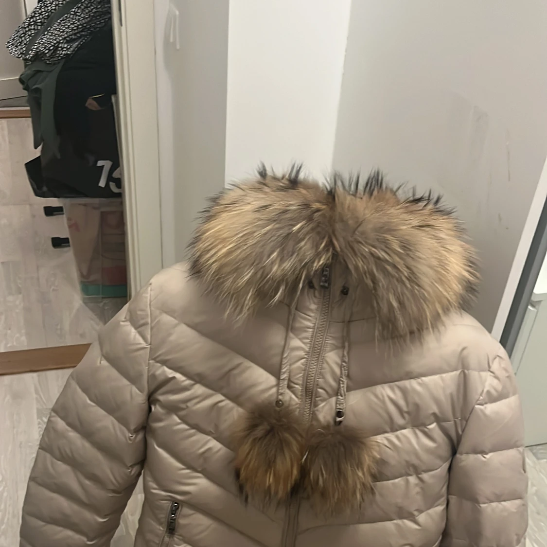 Beige pufferjacka med päls från Hollies - 3