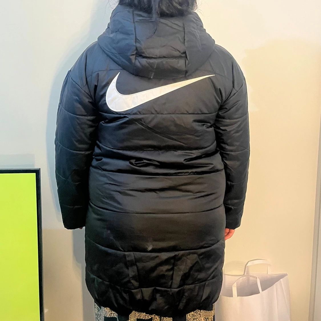 Svart lång pufferjacka från Nike - 1