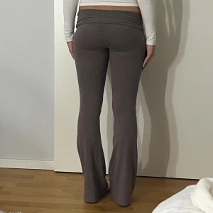 PINK Victoria secret yoga pants - Säljer ett par bruna yoga pants med bootcut-snitt och låg midja från PINK VICTORIA SECRET dom är size small tall💕
