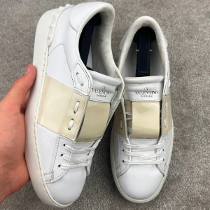 Valentino open gula - Valentino open gula | Skick: 9/10 | Storlek: 38 | Pris: 1399 kr | Tillbehör: Box | Fler frågor? Hör av dig isåfall!