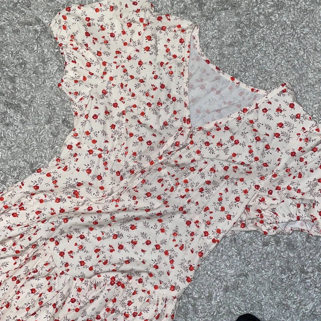 Blommig omlottklänning med volang - 1