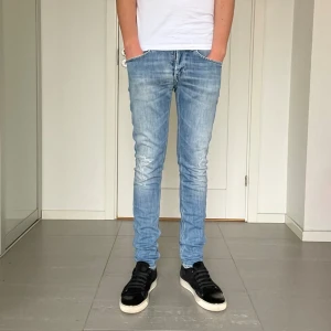 Dondup George Jeans - Säljer nu dessa Dondup George Jeans med snygga sleingae i populär design, skriv för fler bilde/frågor🙌🏼