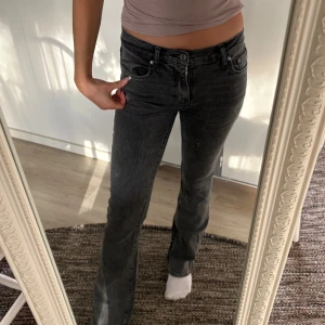Svarta bootcut jeans - Snygga svarta bootcut jeans från gina. Säljs då de inte används längre 💗