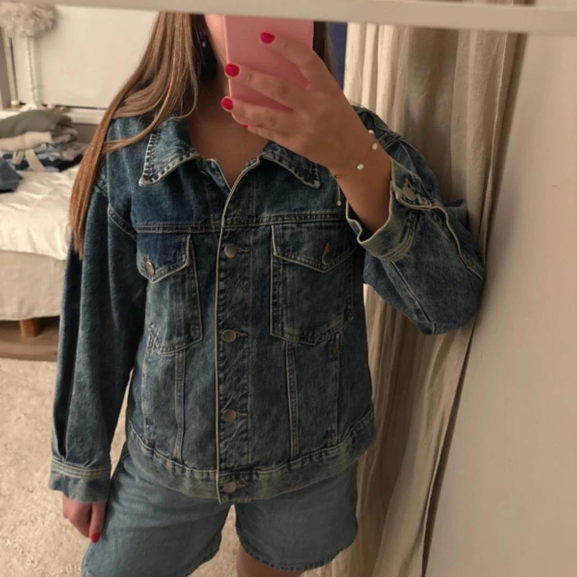 Blå jeansjacka med knappar