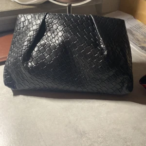 Svart flätad kuvertväska med dragkedja - Snygg svart kuvertväska☺️💐 alldrig använd 