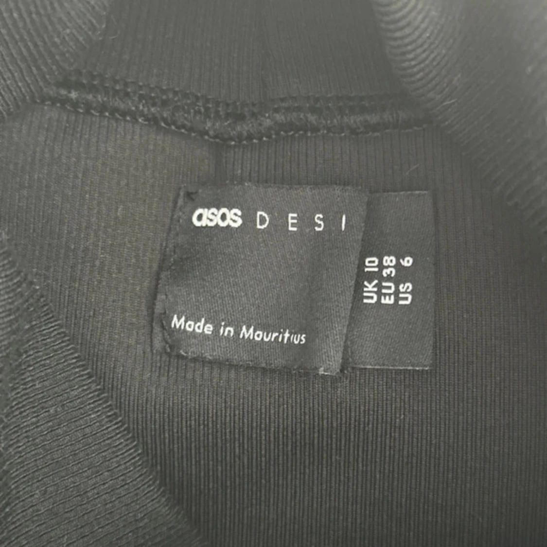 Svart polotröja från ASOS DESIGN - 1
