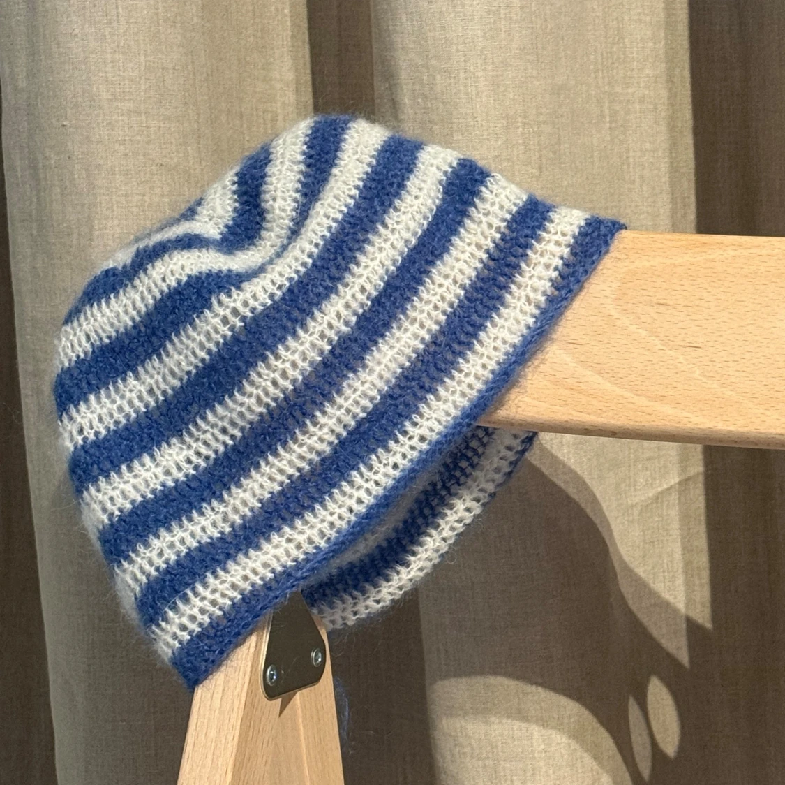 Randig virkad mössa i blått och vitt - 1
