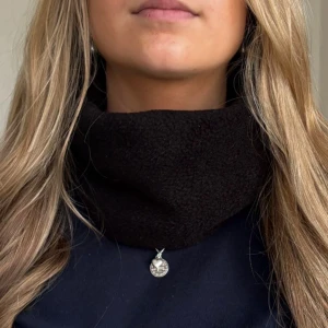 Svart buff- noir - Svart fleece buff- noir🖤 Handgjorda av vårat uf företag - Beyondbuff. Det finns ett begränsat antal så hör gärna av dig innan du köper🤎Mått: 17 höjd, 27 bredd (rakt över