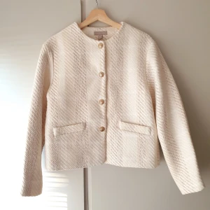 H&M crèmevit tweed jacka - Beskrivning kommer inom kort...