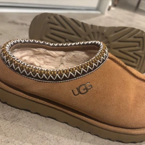 Ugg Tasman chestnut - Mysiga ugg tasman slip ins i färgen chestnut, använda men väl omhändertagna, har vanligtvis storlek 40 dessa skor är i strl 41,  och snäppet stora på mig men funkar med tjockare strumpor som man endå har nu under vinter❤️pris är förhandlingsbart vid snabb affär