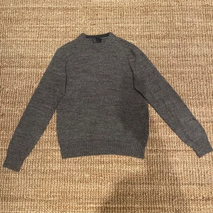 Grå tröja - Riktigt najs grå tröja från GAP.                                           Skick 10/10, inga defekter alls - i princip helt ny.    Nypris cirka 650kr.                                                                                                                                                                                                                                                                  Skriv vid frågor och kolla in min profil för andra feta plagg🙌