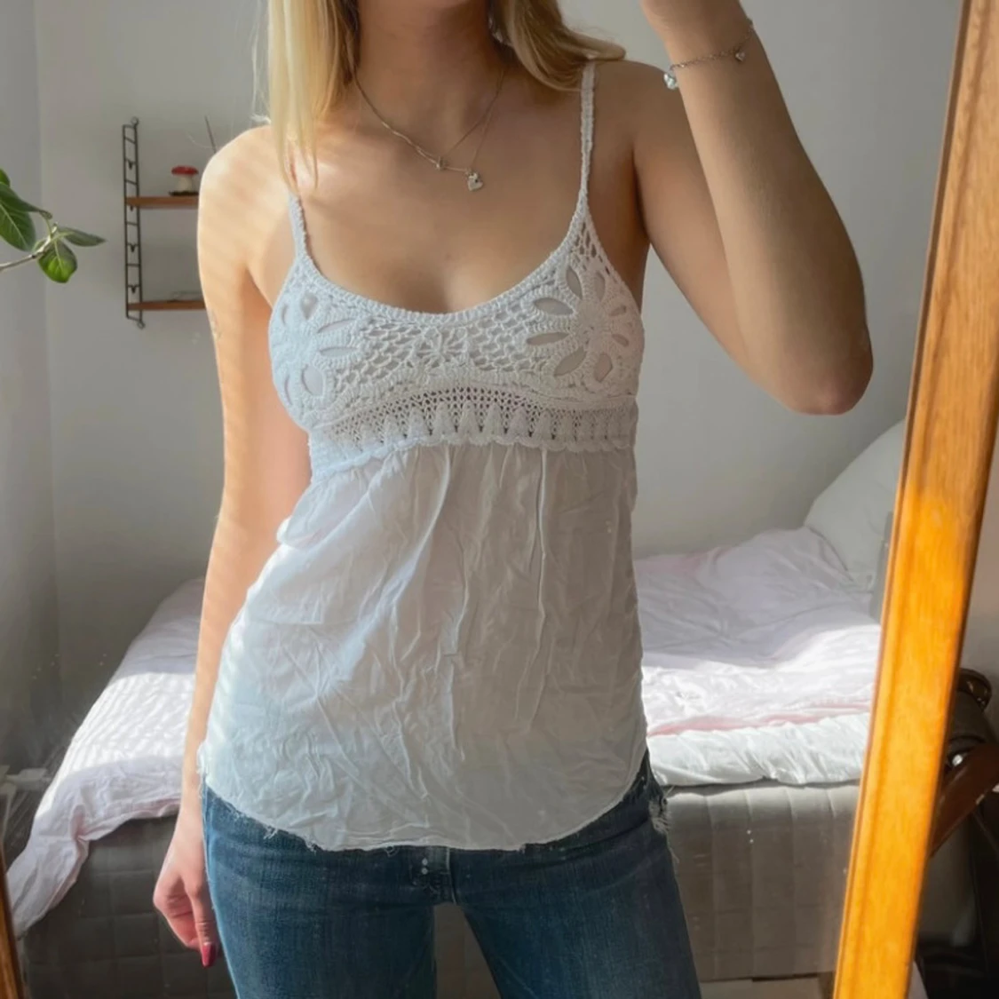 Vit virkad linnetopp med spetsdetaljer - 1