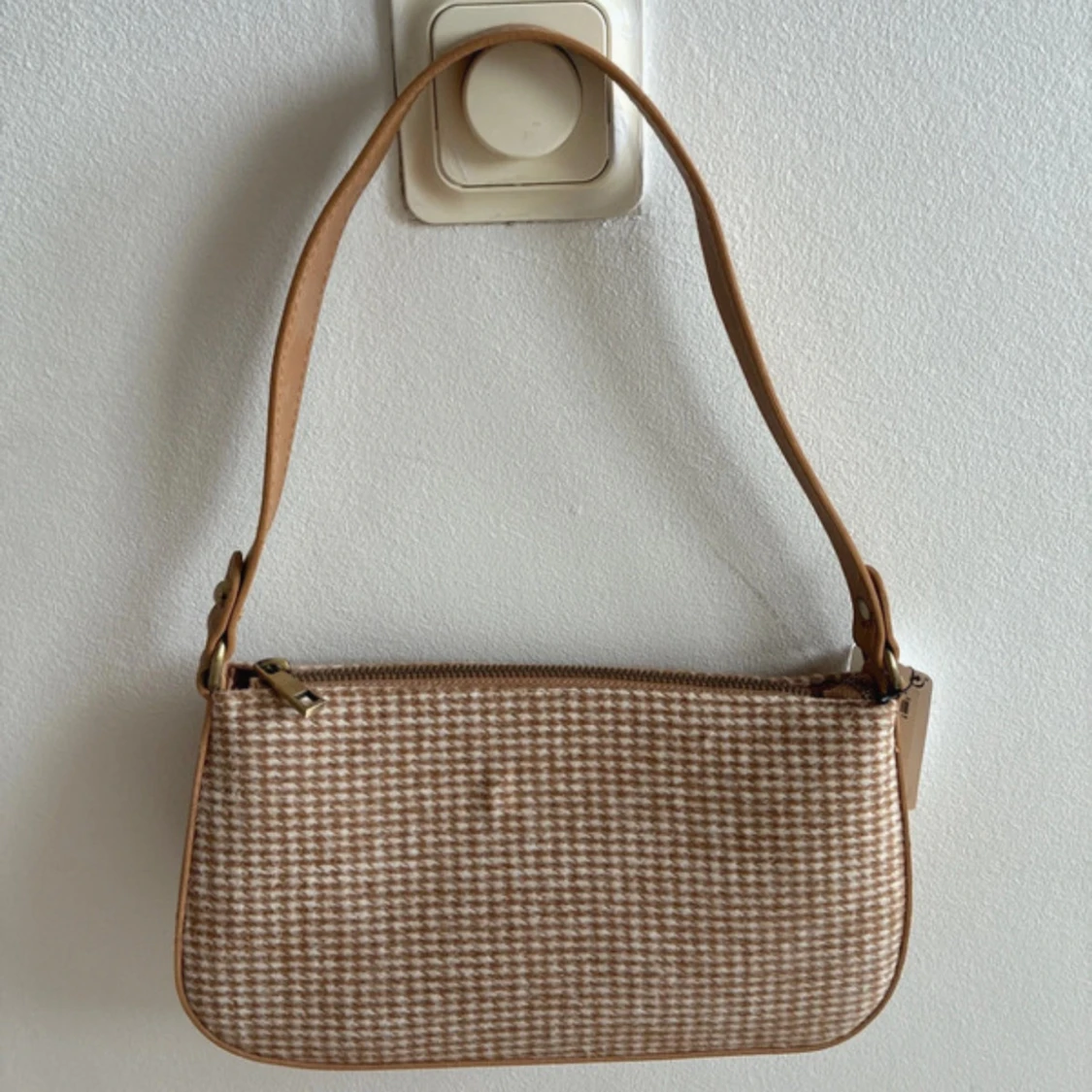 Beige rutig axelväska från Lindex - 1