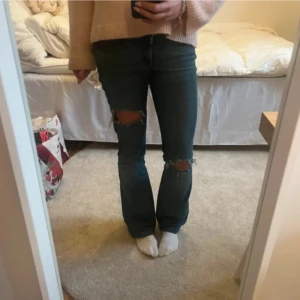 jenas med slitningar  - midjemåttet: 62cm rakt över, innerbenslängd: 80cm 💝(lånade bilder!!)