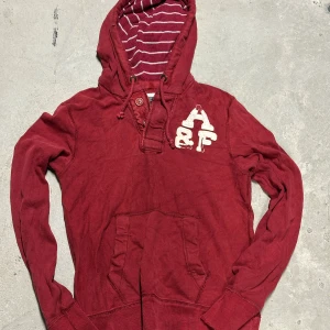 Vintage Abercrombie hoodie med knappar - Säljer nu denna extremt eftertraktade och sällsynta vintage Abercrombie hoodie med knappar! Grymt skick, inga defekter - ser exakt ut som på bilderna! Storlek M! Skriv gärna vid frågor 💬✌️