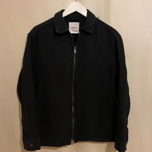 Svart Dobber Overshirt med dragkedja  - Säljer denna sjukt snygga Overshirten från Dobber⭐️ Färgen är svart och storleken är S✅ Den har inga defekter och skicket är utomordentligt🙌🤝 Sjukt najs passform och passar perfekt till hösten🍁🙌 Tveka inte på att höra av er dig vid minsta fråga eller fundering😊