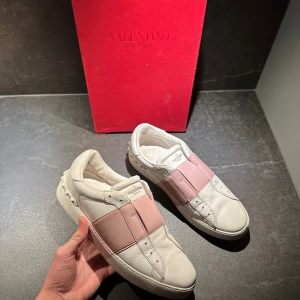 Valentino Garavani Open sneakers rosa/vit - Hejsan! Jag säljer nu dessa riktigt snygga skor ifrån valentino i storlek 40. Det är en äldre modell! Den ör i bra skick. Hör av er om ni har frågor!😊